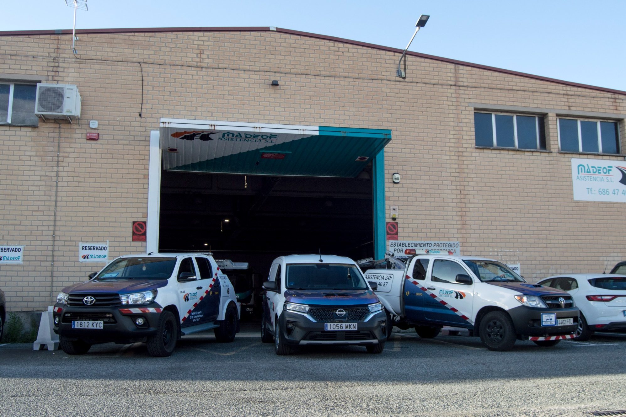 Flota de Madeof Asistencia en Cordovilla Vehículos de asistencia de Madeof en su base de Cordovilla, junto a Pamplona